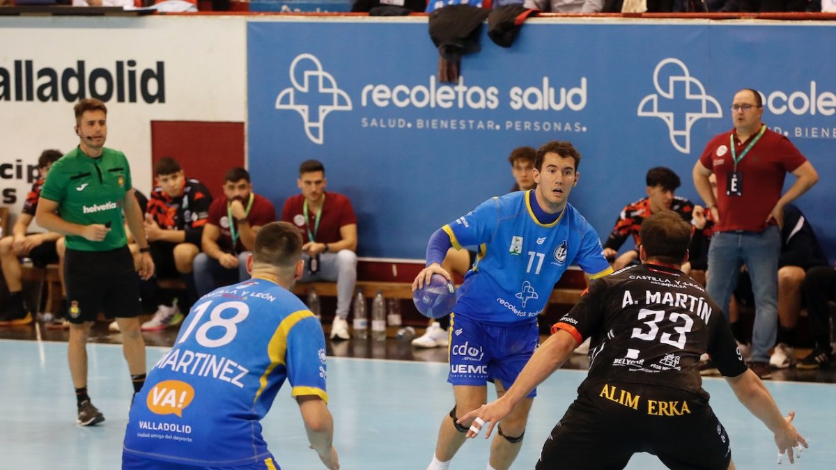 Alejandro Pisonero busca jugada con el balón controlado.