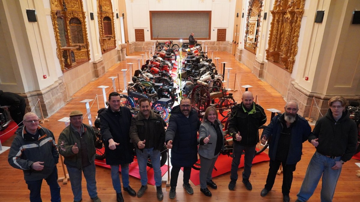 Autoridades y organizadores tras la inauguración en Tordesillas.