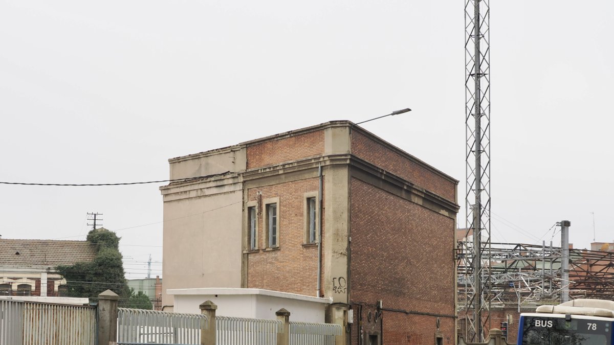 Edificios dentro del recinto de la actual estación de tren en la zona de la calle Recondo