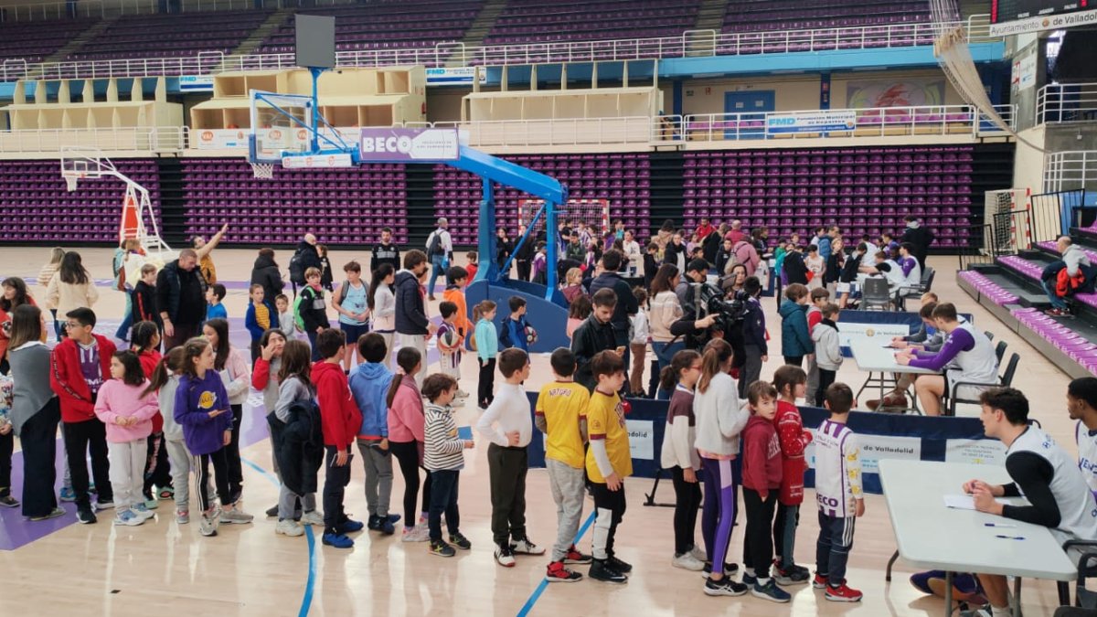 Colas de niños para obtener los autógrafos de los jugadores.