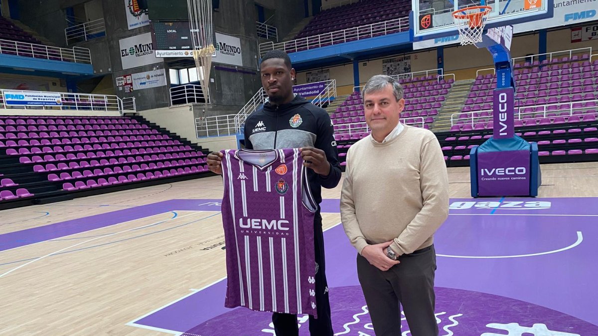Josh Mballa posa con la camiseta del UEMC Real Valladolid y su presidente Lorenzo Alonso Nistal.