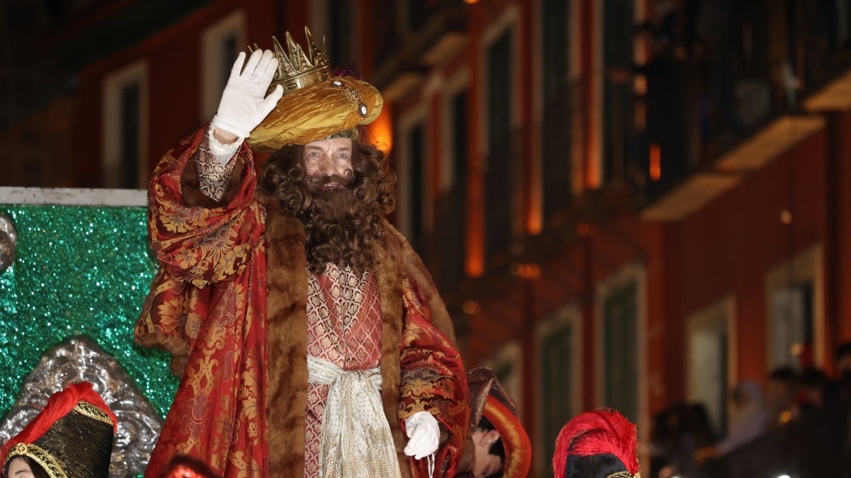 Gaspar saluda a los asistentes a la Cabalgata de Reyes de Valladolid.
