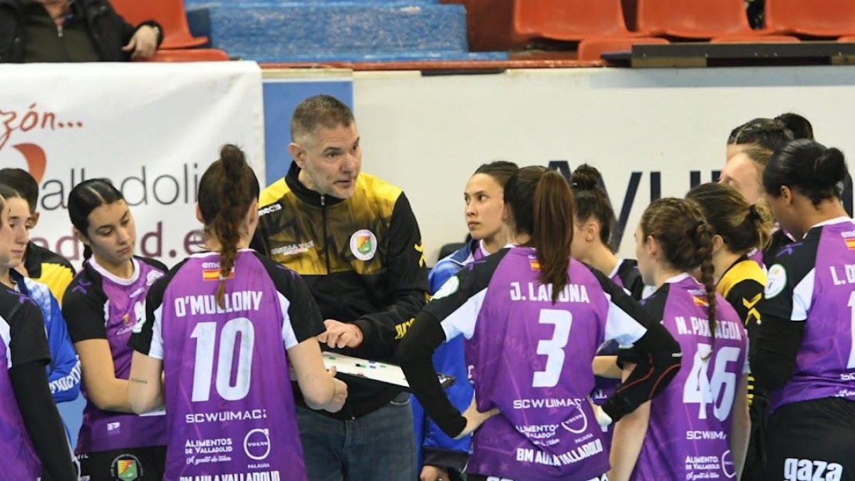 Salva Puig da instrucciones a sus jugadoras ante el Morvedre