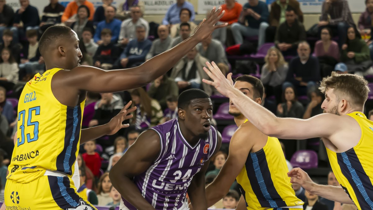 El debutante con el UEMC Real Valladolid Baloncesto, rodeado de jugadores del Ourense.
