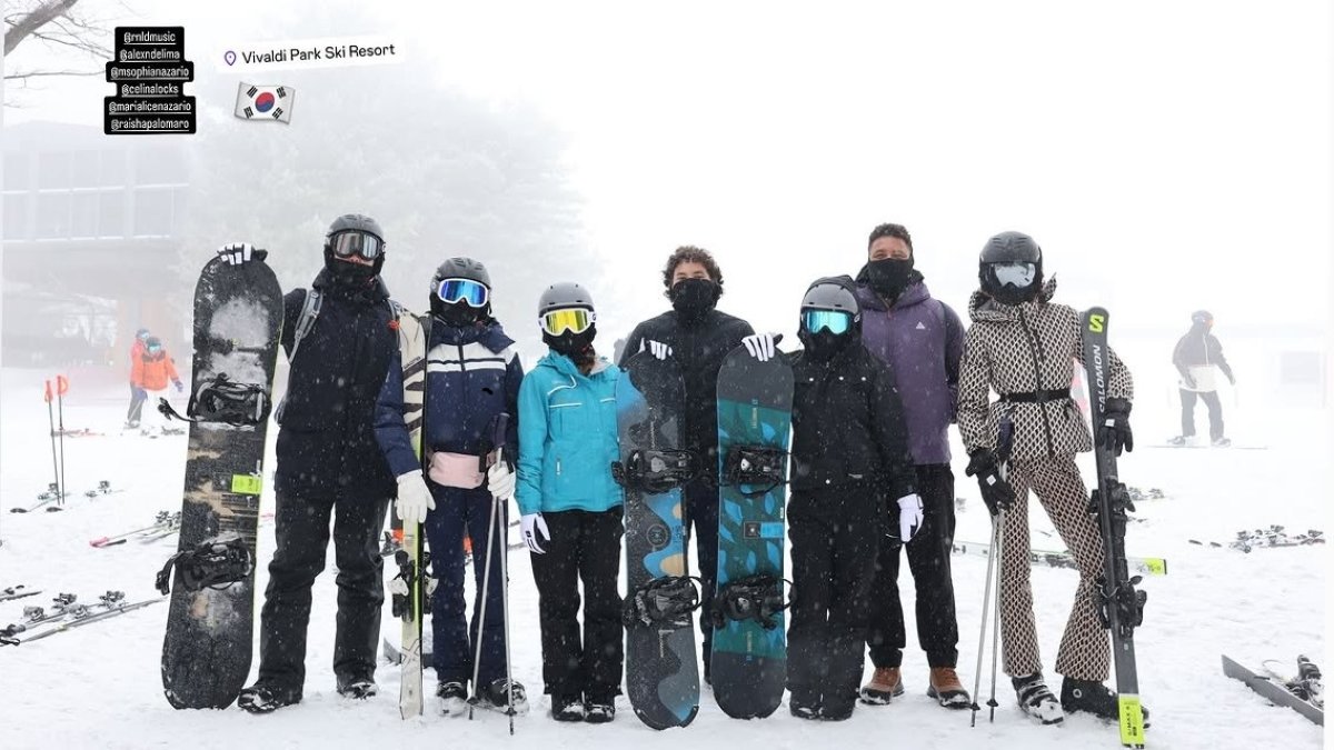 Foto de familia en la estación de esquí en Corea, con Ronaldo segundo por la derecha.