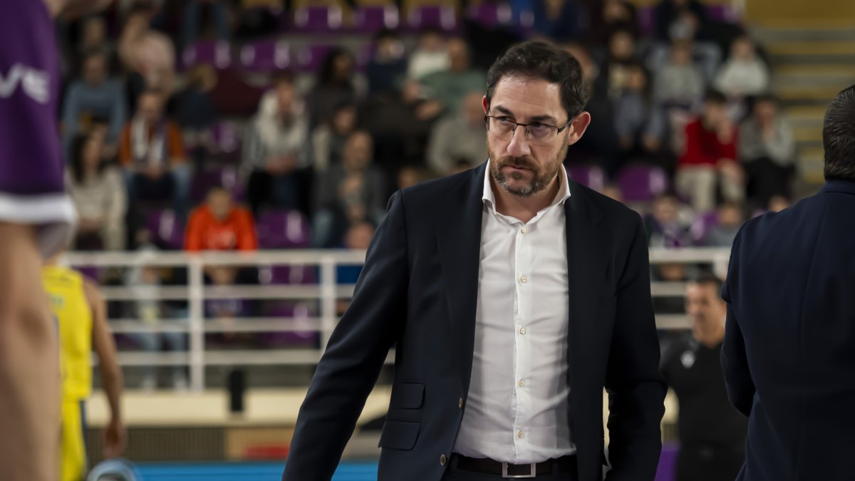 Lolo Encinas en un lance del partido que enfrentó al UEMC Real Valladolid con el Ourense.