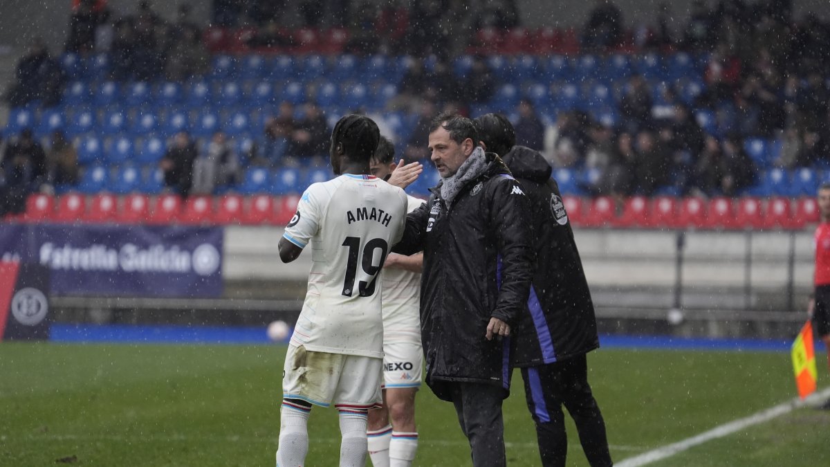 Cocca da consejos a Amath durante el partido.