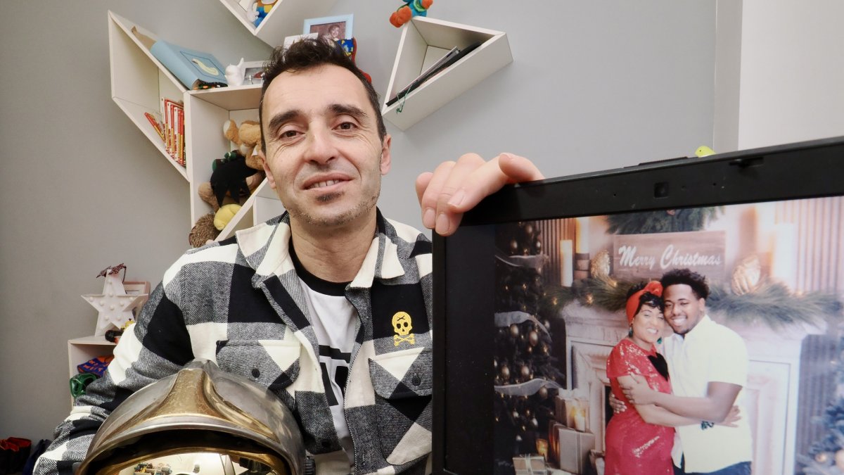 El bombero Óscar Vega en su casa de Arroyo con la imagen que le ha enviado Redji estas Navidades desde Maryland con su madre.