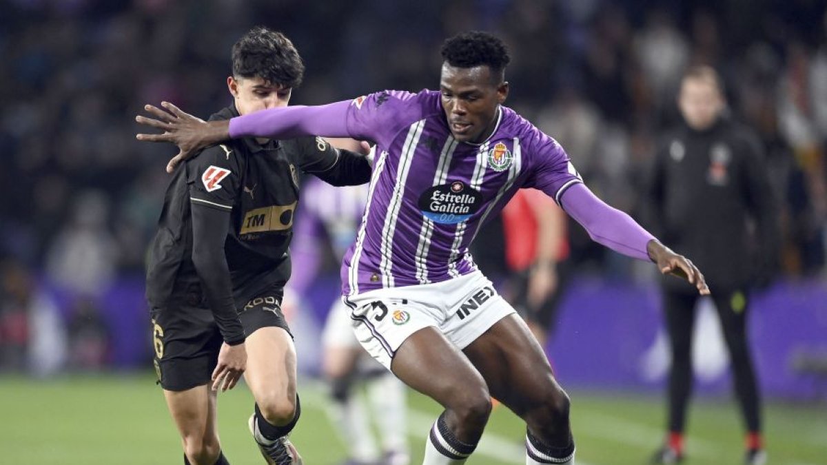 Juma controla el balón en el partido contra el Valencia.