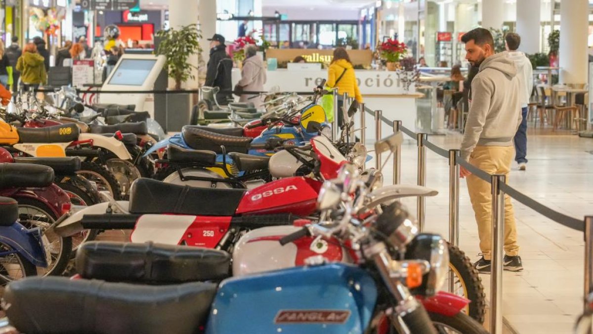 Exposición de motos clásicas en el centro comercial VallSur. J.M. LOSTAU.