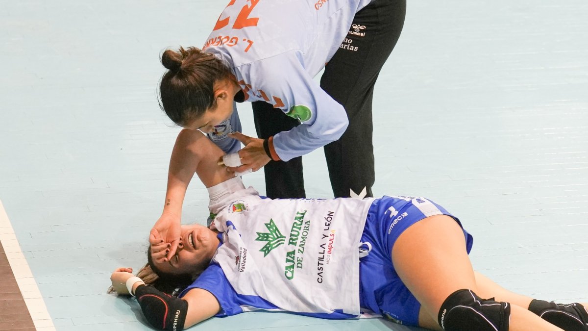 Jimena Laguna se resiente de un golpe sufrido ante el Rocasa