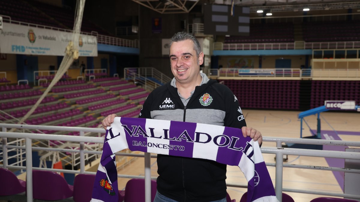 Iñaki Martín posa en el Polideportivo Pisuerga con la bufanda del UEMC