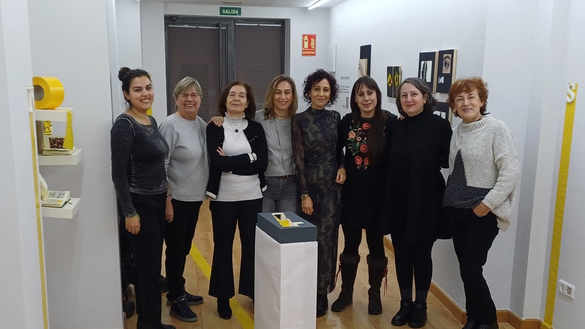 Adriana Tironi, la galerista Concha Gay, Yolanda Martínez, Virginia Villar, Eva Sanz, Vanesa Calzada, deMayo Cisneros y Ana Isabel Gallego en Espacio Abierto, junto a la obra de la tercera, esta mañana.