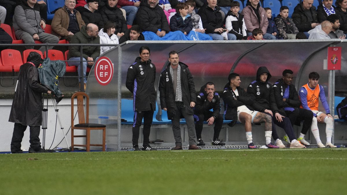 Cocca, con bufanda, durante el partido de Orense.