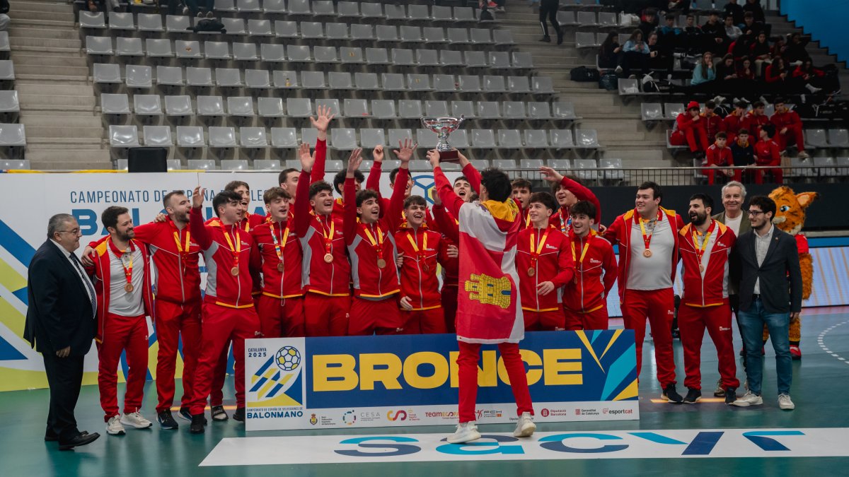 La selección juvenil masculina de Castilla y León celebra el bronce en la CESA