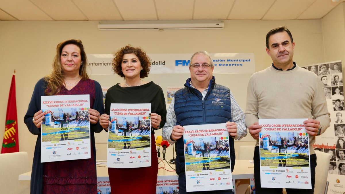 Villa, Martínez, García y Esteban posan con el cartel anunciador de la prueba.