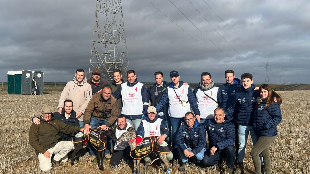 Las dos galgas zamoranas posan junto a sus propietarios.