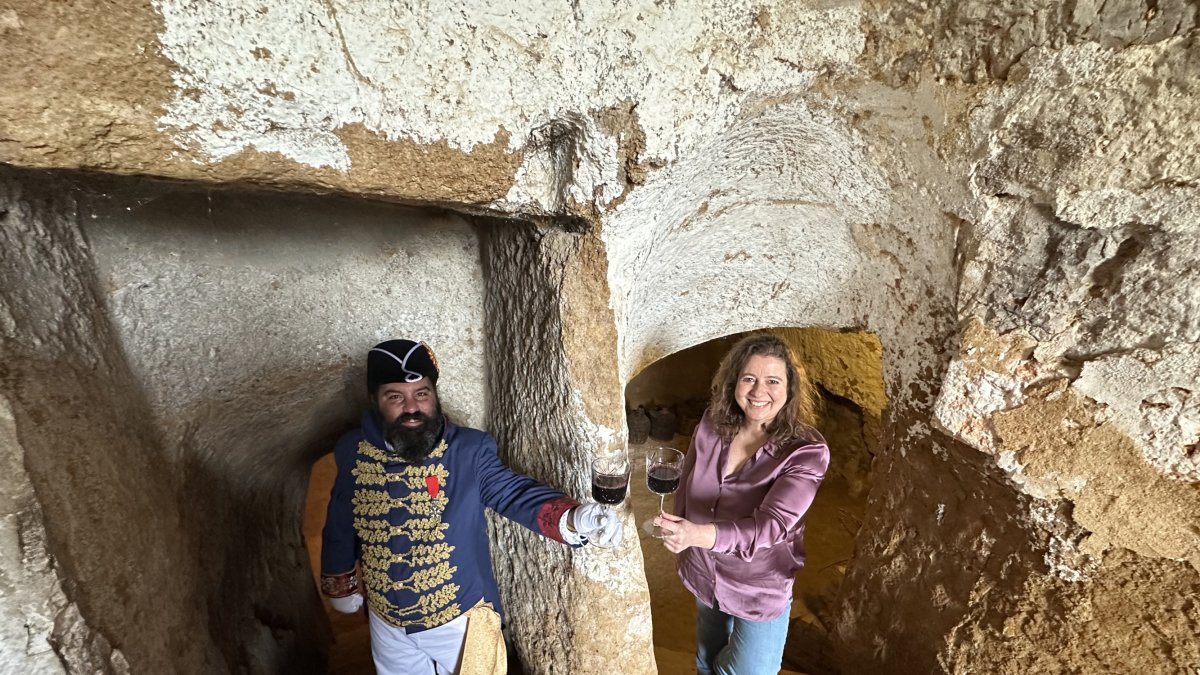 Amada de Salas y el actor Alfonso Guerra, de la empresa Ideatur, en una de cavidades de la bodega subterránea Remigio Salas en Dueñas.