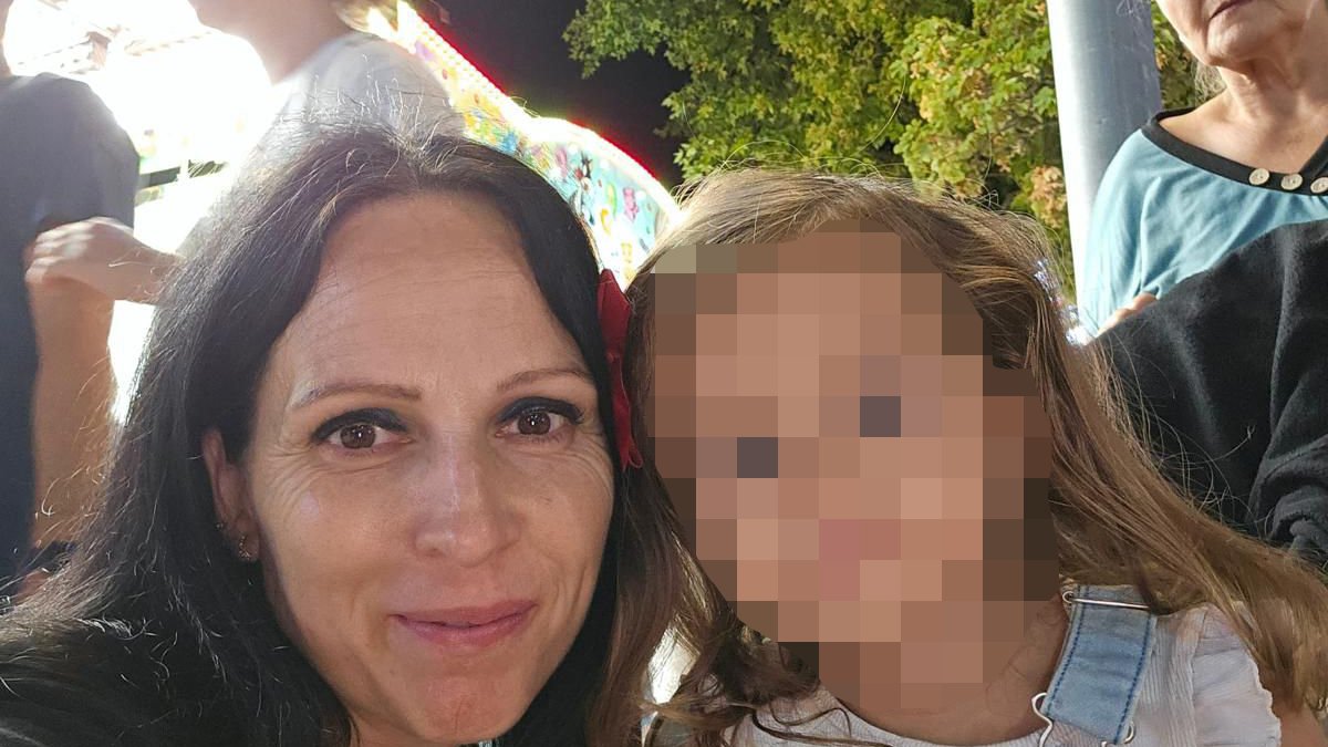 La madre con la niña de cuatro años, en una imagen cedida por la familia.