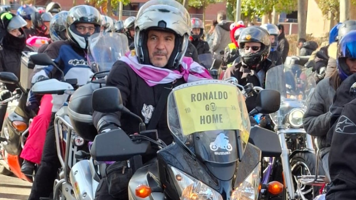 Pancarta de un motero en Pingüinos contra Ronaldo