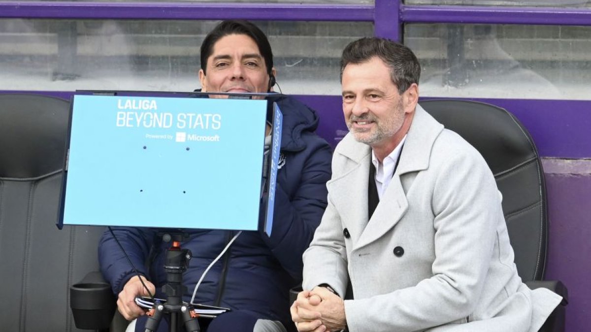 Diego Cocca sonríe en el banquillo junto a su asistente Marcelo Goux