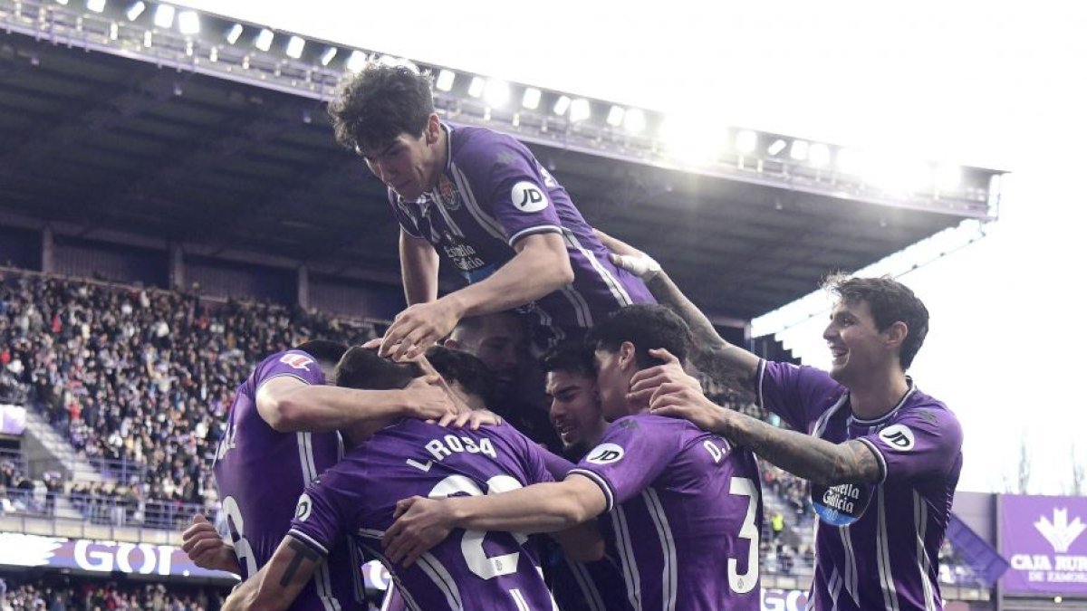 Montonera de jugadores blanquivioleta en la celebración del gol de Kike, invisible en el medio.