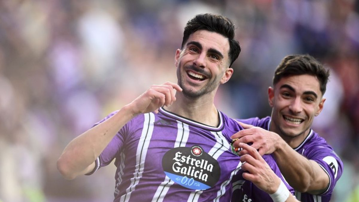 Kike Pérez celebra su gol contra el Betis junto a Lucas Rosa