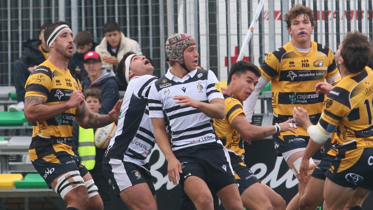 El Salvador y Burgos esperan que caiga el oval.