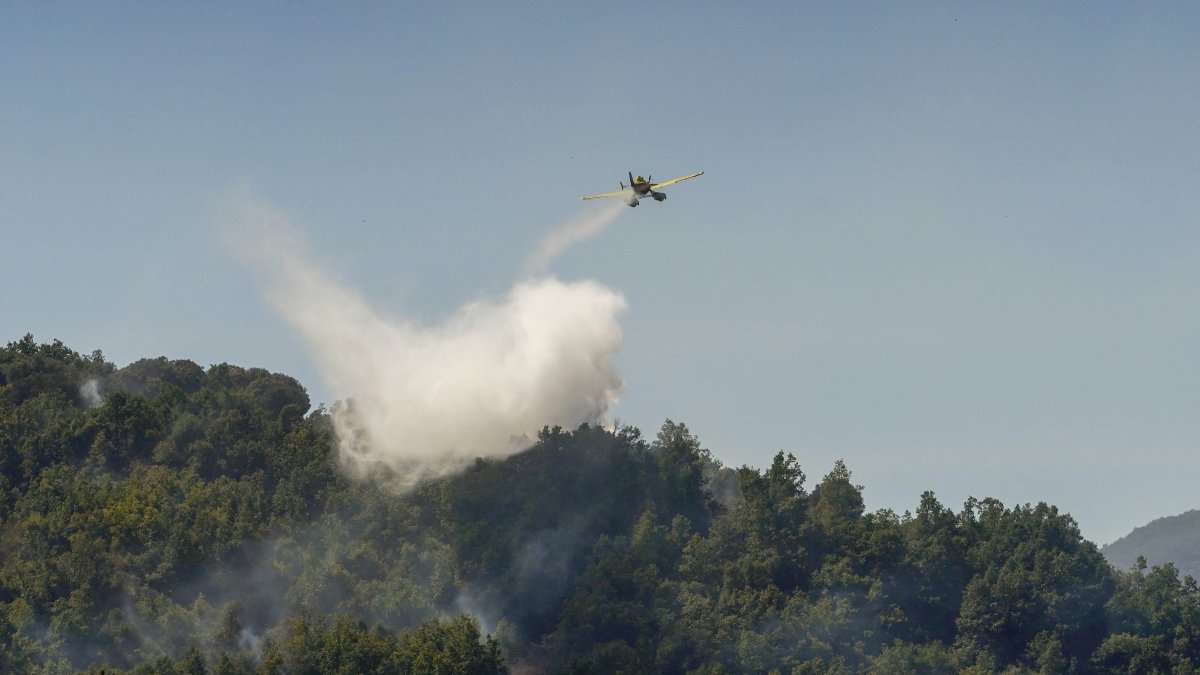 Un avión en labores de extinción de un incendio.