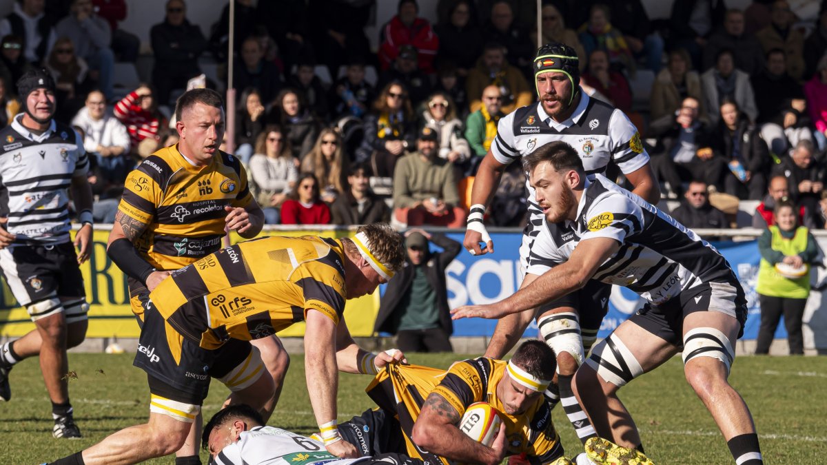 Una acción del derbi entre El Salvador y Recoletas Burgos en Pepe Rojo.
