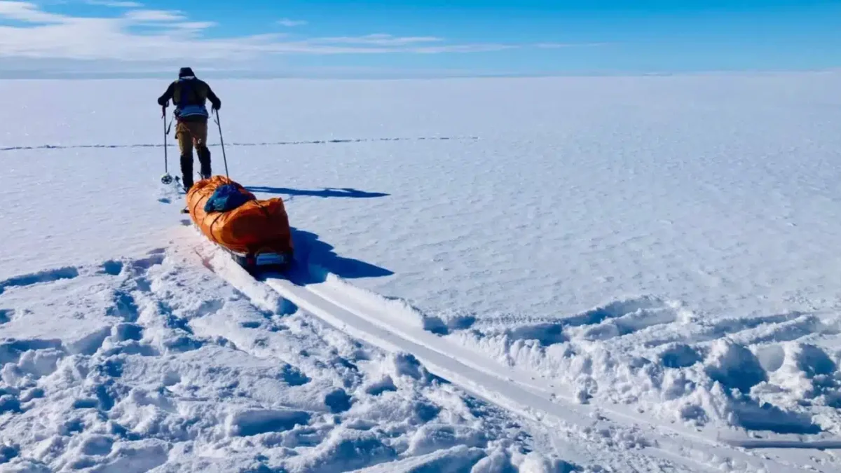 El iscariense Antonio de la Rosa arrastrando su trineo en la Antártida.