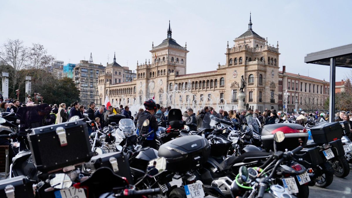 Desfile de Banderas por el centro de Valladolid, en una imagen de archivo.