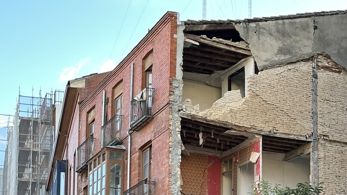 Imagen del edificio en ruinas de la calle Puente Mayor de Valladolid.
