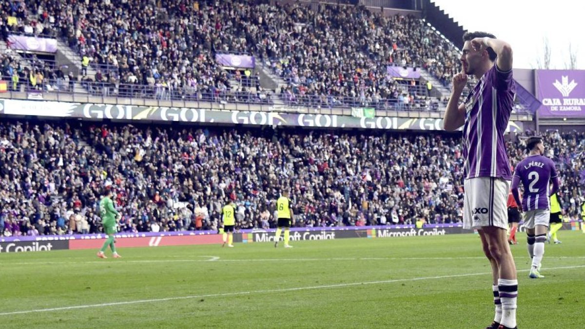 El blanquivioleta Kike celebra su gol al Betis.