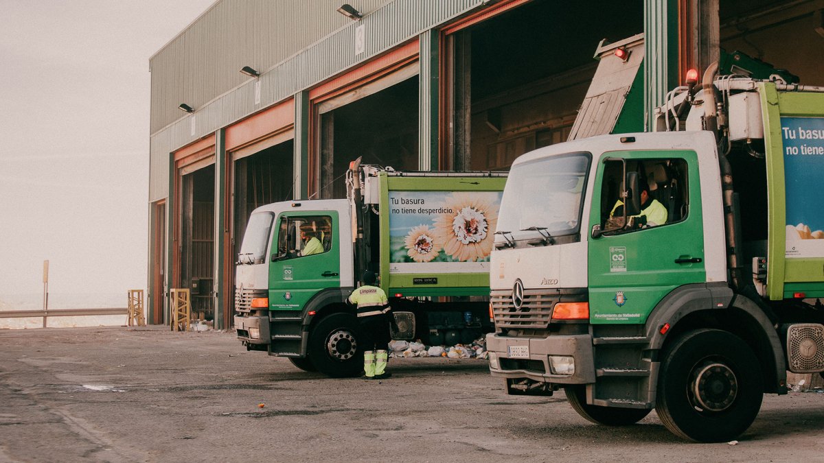 Camiones del servicio de limpieza de Valladolid, en una imagen de archivo.