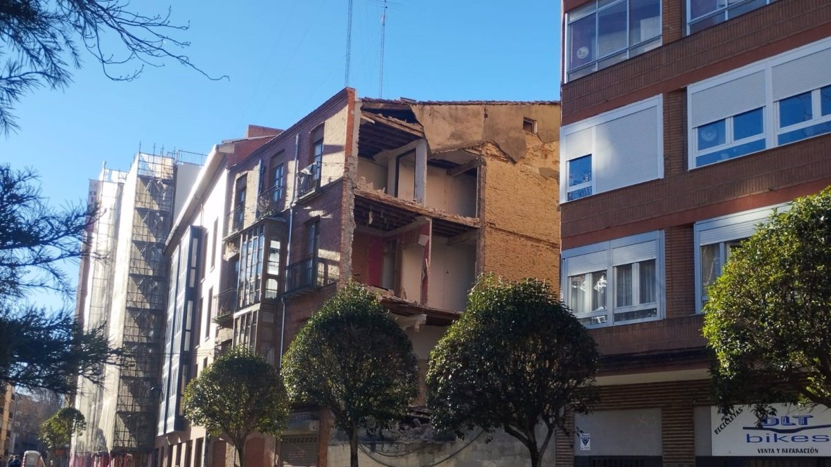 Aspecto del edificio en ruinas de la calle Puente Mayor de Valladolid.