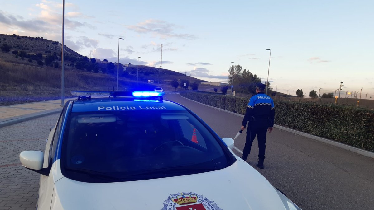 Imagen de un control de la Policía Local en la zona de Narciso Monturiol con objeto del estudio policial