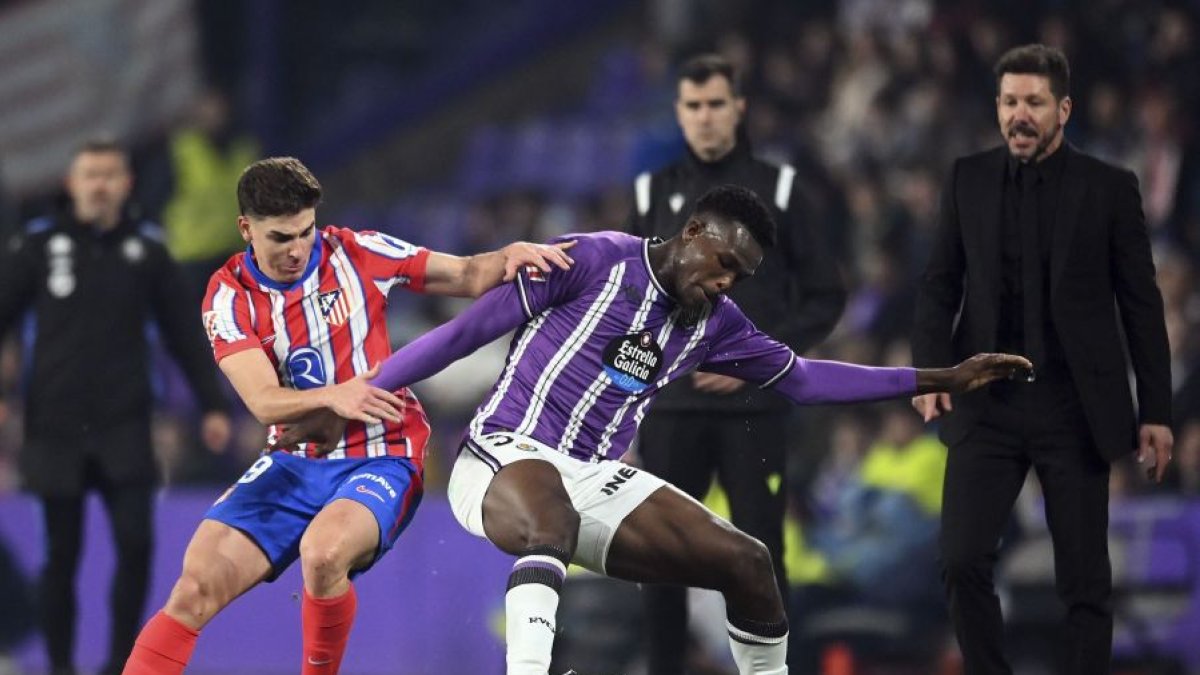 Juma protege el balón en un lance del partido jugado en Zorrilla ante el Atlético de Madrid.