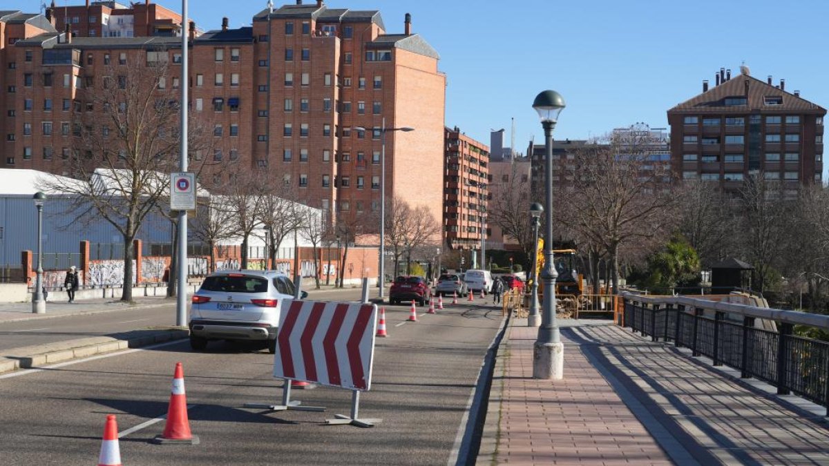 Carril cortado por las obras de la plaza Juan de Austria de Valladolid.