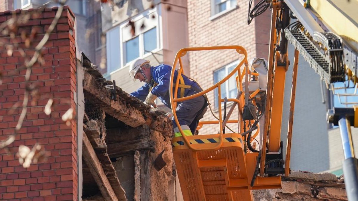 Un operario trabaja en la demolición del edificio de la calle Puente Mayor