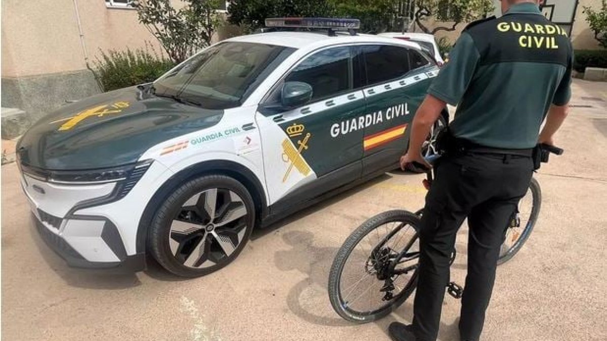 La Guardia Civil de Traspinedo con una de las bicicletas robadas