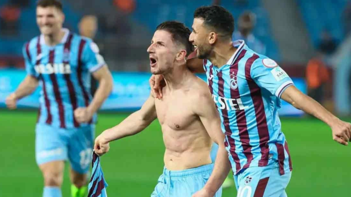 Enis Bardhi celebra un gol con el Trabzonspor.