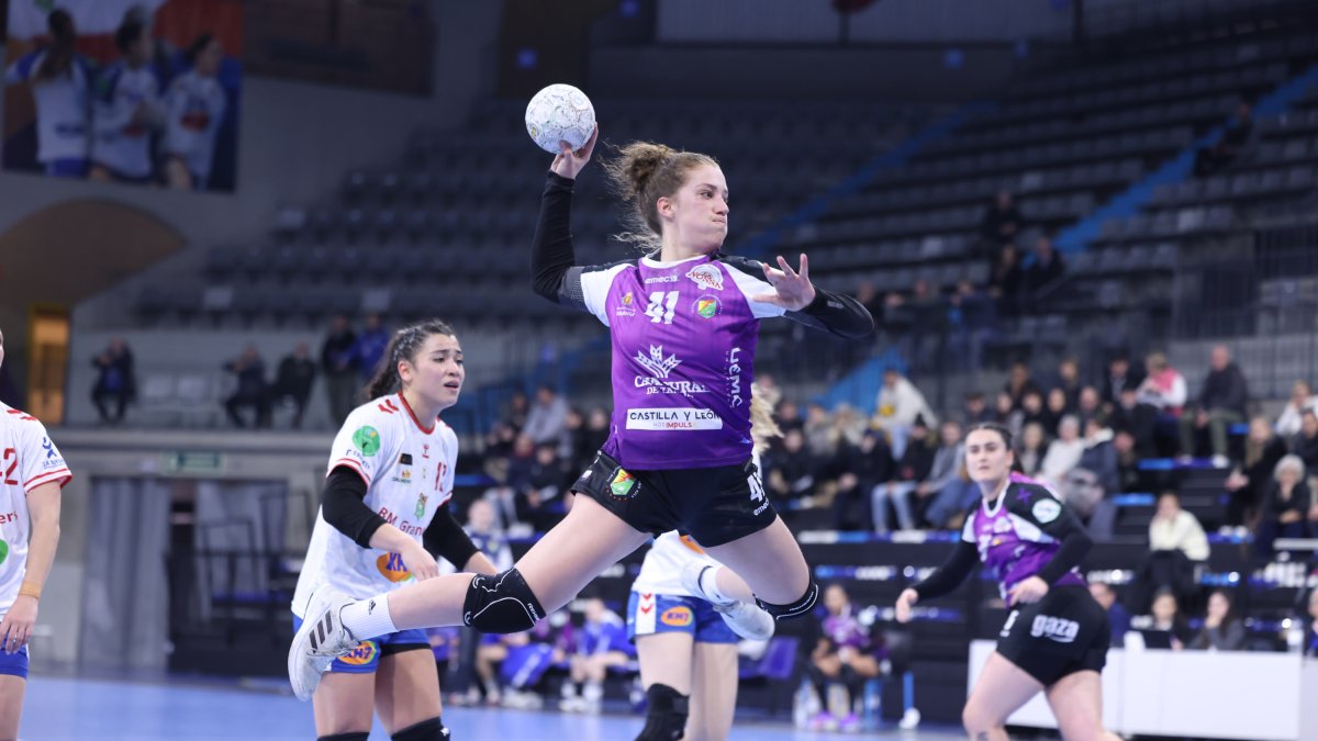 Savina Bergara vuela en uno de sus tres goles en Granollers.