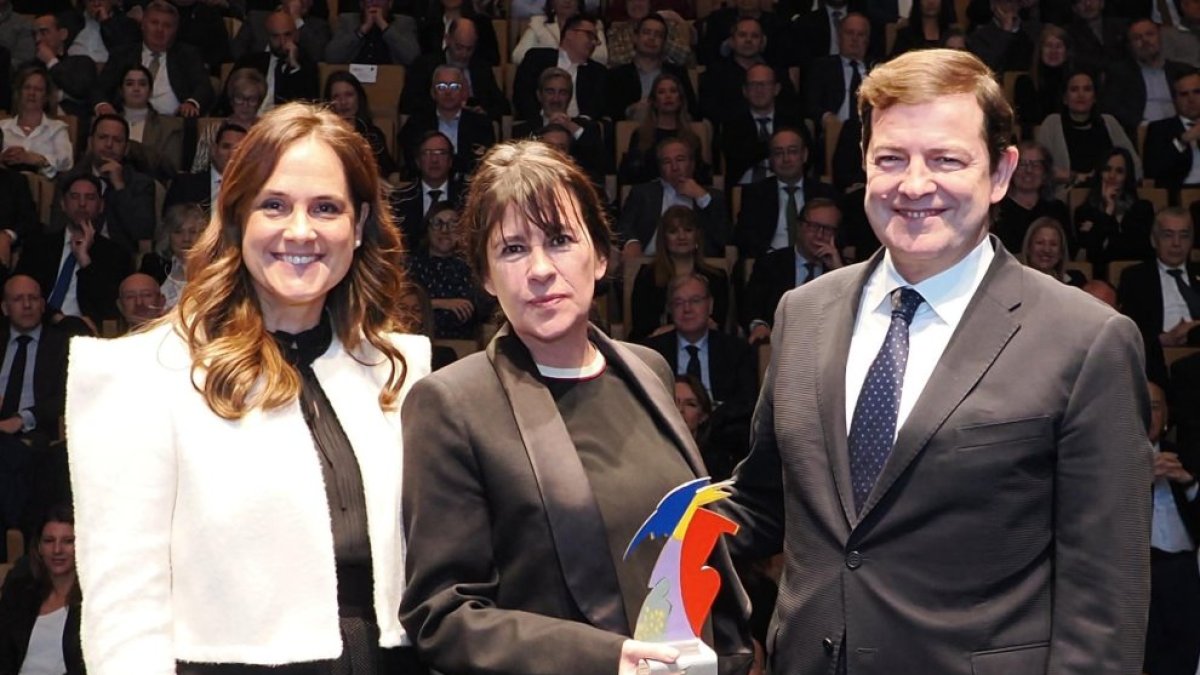 La presidenta de Edigrup. Adriana Ulibarri; la ganadora del premio A Toda una Vida, Amaya Arzuaga; y el presidente de la Junta, Alfonso Fernández Mañueco