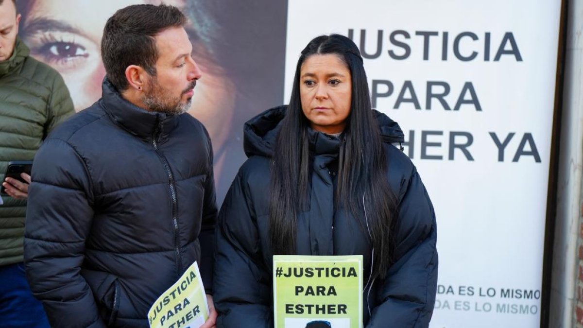 Inés, la hermana de Esther López, a las puertas del juzgado mientras se celebraba la vista