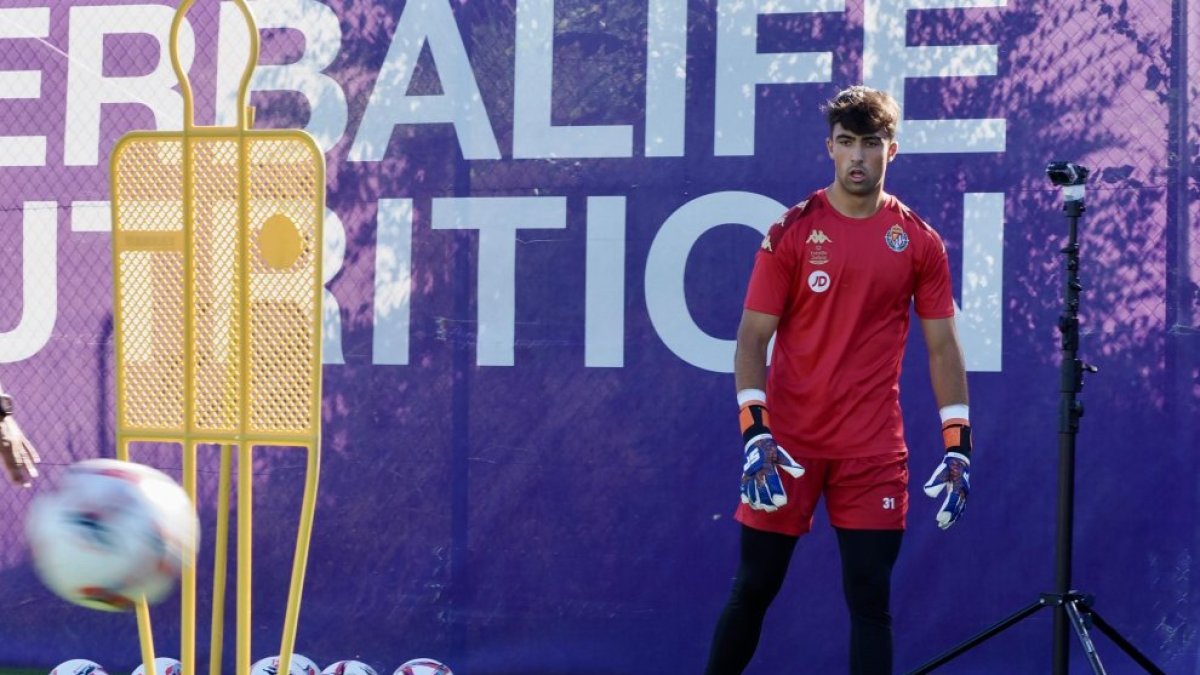 Aceves, durante un entrenamiento con el primer equipo.