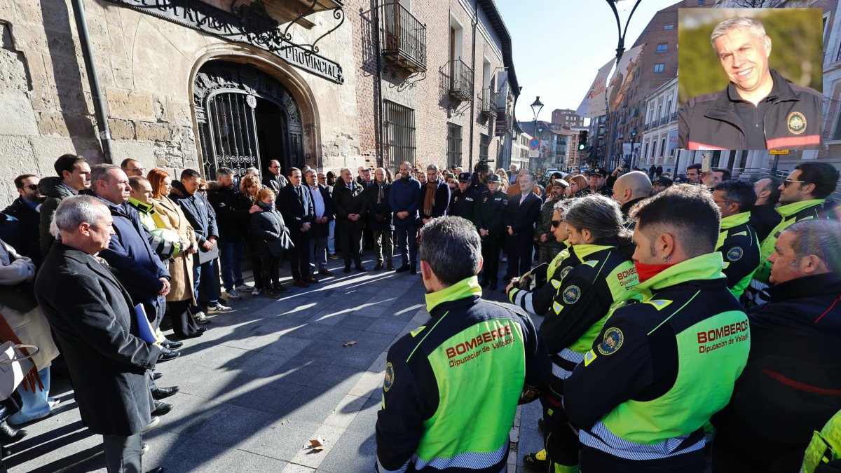 Minuto de silencio por el bombero fallecido en la Diputación de Valladolid.
