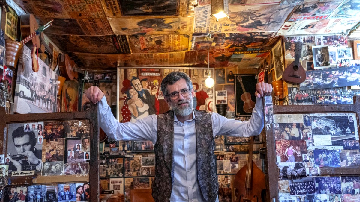 El hostelero Javier Ibáñez, en el interior del bar El Patillas, en la ciudad de Burgos.