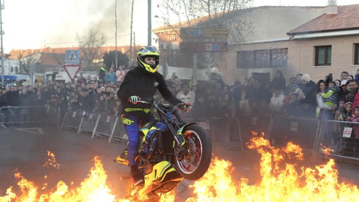 Actuación acrobática de Marco Carvalho y Freestyle Motocross Rider en la tarde del sábado.