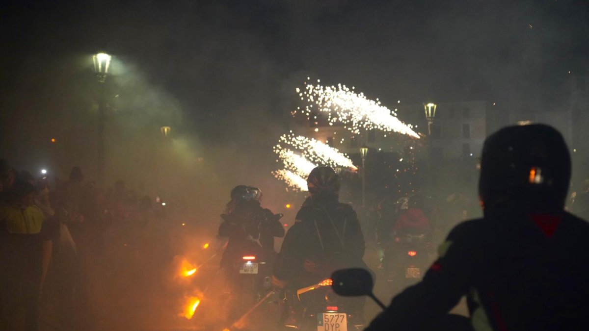 Desfile de antorchas de Motauros 2025 en la noche del sábado.
